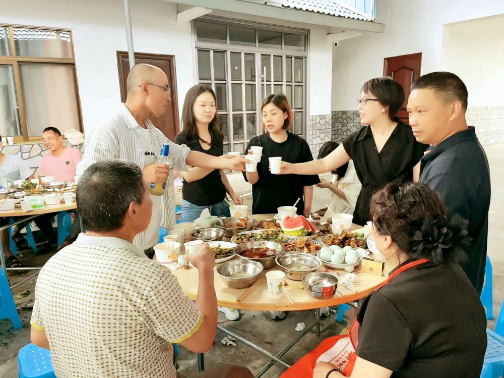 端午佳節(jié)即將來臨之際 四川博水環(huán)保 主管團(tuán)隊 攜節(jié)日禮品 ，向駐扎眉山工業(yè)園區(qū)污水處理廠項目駐地員工，送上深切的慰問和關(guān)懷